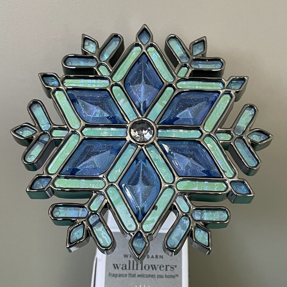 Bath and Body Works • Stained Glass Snowflake Nightlight - Picture 4 of 11